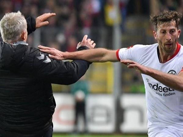Cầu thủ xô ngã HLV Freiburg nhận án treo giò 7 tuần và nộp tiền phạt